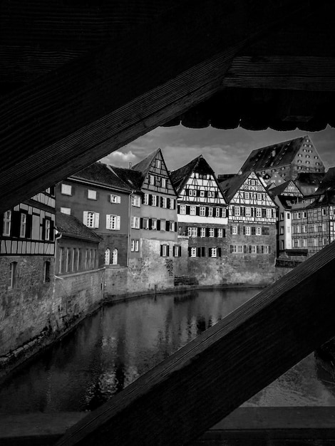 Photo pont sur la rivière par les bâtiments de la ville