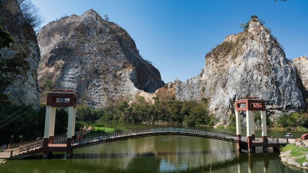 Photo un pont sur une rivière avec un pont en arrière-plan