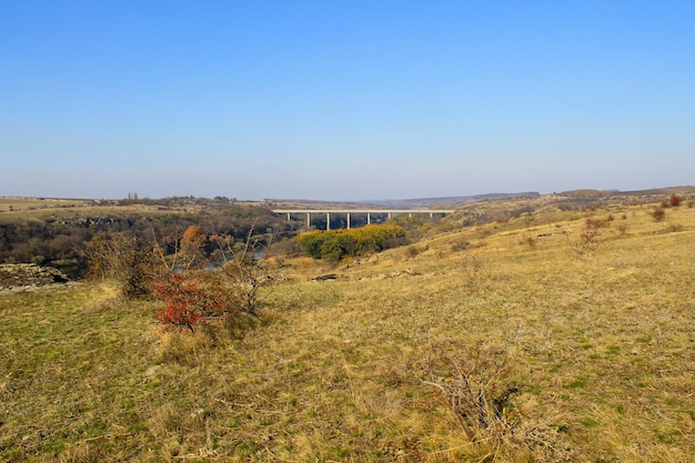 Pont sur la rivière Southern Bug en Ukraine à l'automne