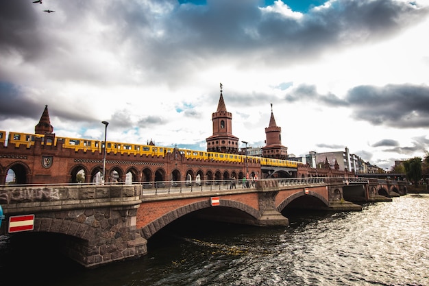 Pont sur la rivière Spree à Berlin, Allemagne.