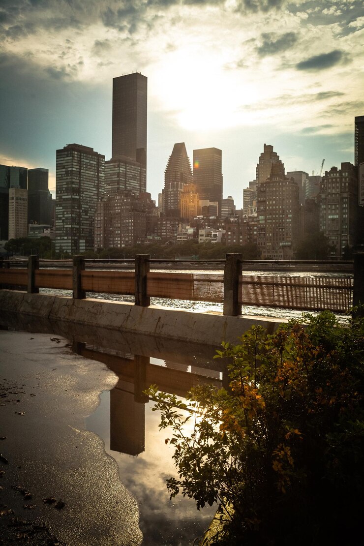 Photo pont sur la rivière avec la ville en arrière-plan