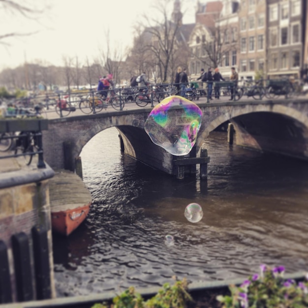 Photo pont sur la rivière en ville