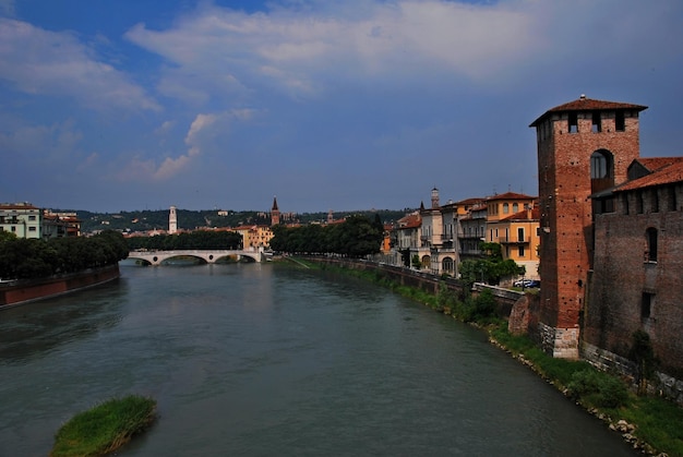 Pont sur la rivière en ville