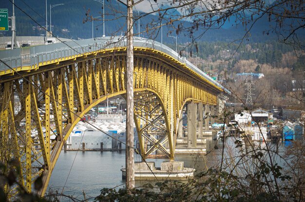 Photo pont sur la rivière en ville