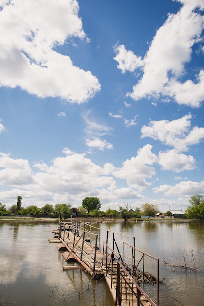 Le pont sur la rivière