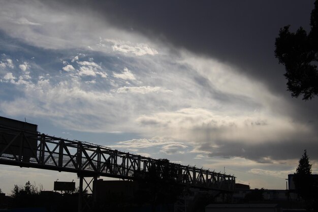 Photo un pont sur la rivière