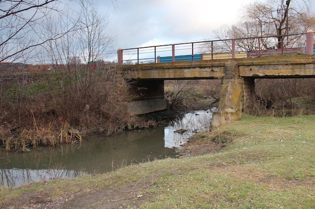 Un pont sur une rivière