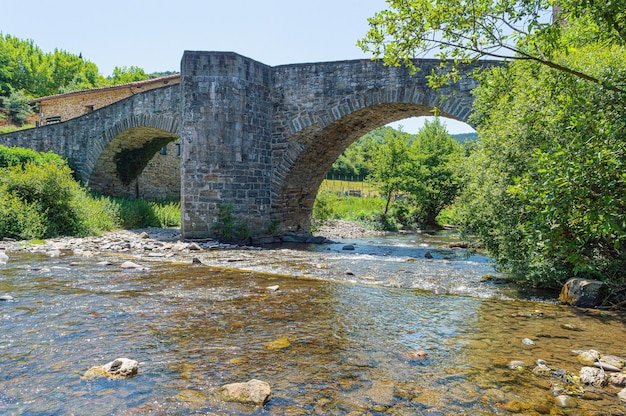 Photo le pont sur la rivière