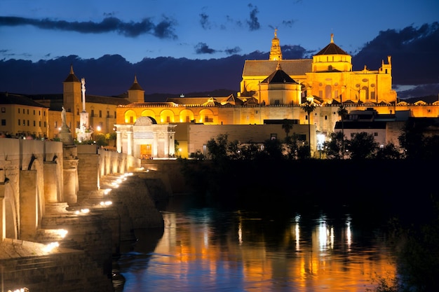 Pont romain et mosquée Mezquita au soir Espagne Europe