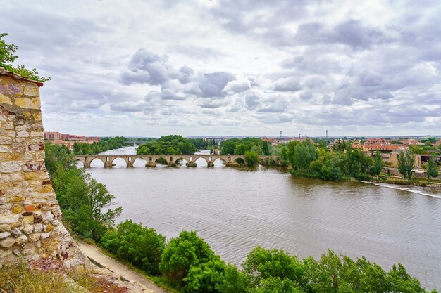 Pont romain sur la rivière qui passe devant la ville de Zamora Espagne