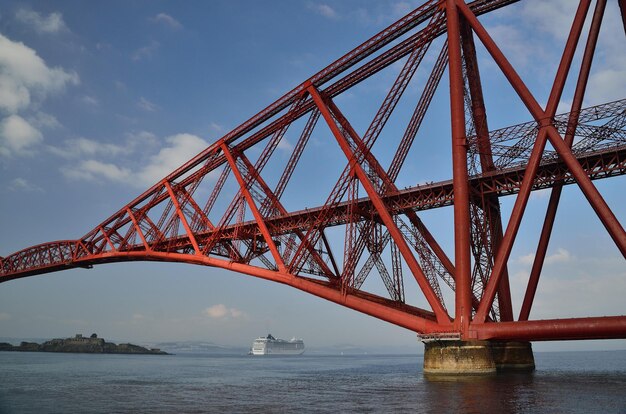 Pont rouge et bateau de croisière