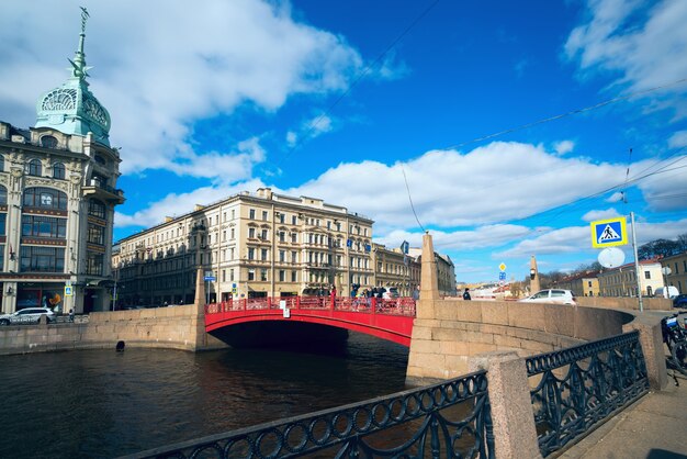 Pont rouge sur la rivière Moika. Saint-Pétersbourg.