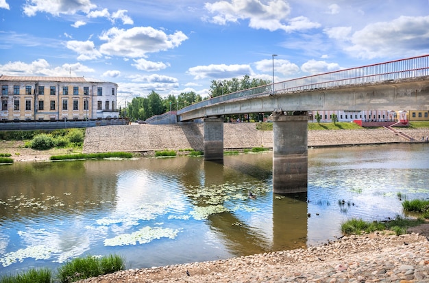 Pont rouge sur la rivière à Vologda par une journée ensoleillée d'été