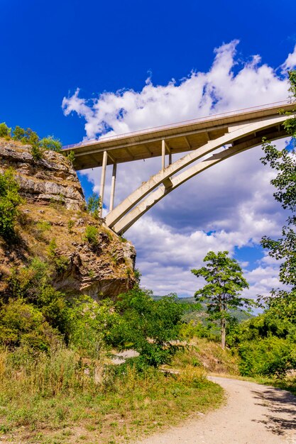 Pont sur la route Kladovo-Golubac au-dessus des gorges de la rivière Boljetin dans l'Est de la Serbie, construit en 1986