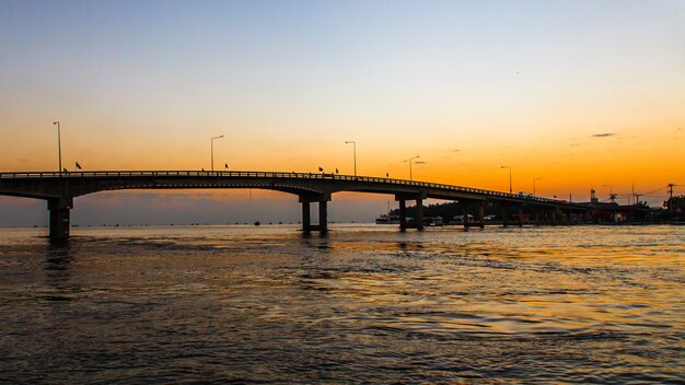 Pont routier sur le lever du soleil