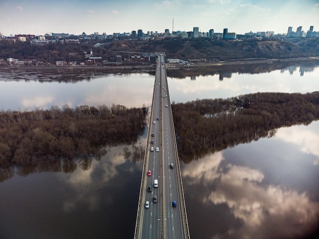 Un pont routier sur la rivière pris d'un quadricoptère