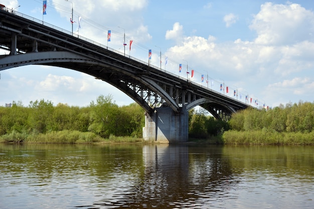 pont routier sur la rivière