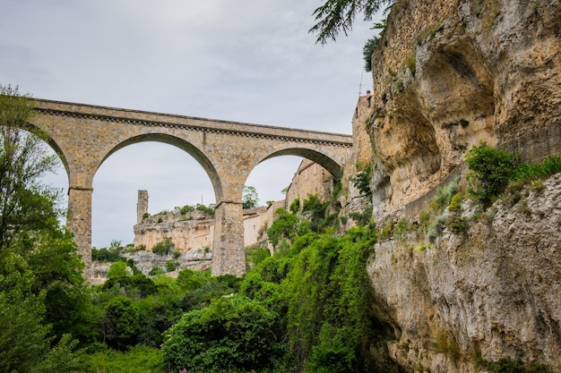 Pont et ruines du village médiéval de Minerve dans le sud de la France (Hérault)