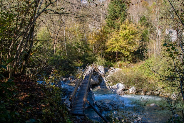 Pont sur le ruisseau de montagne au milieu des montagnes des dolomites en Italie