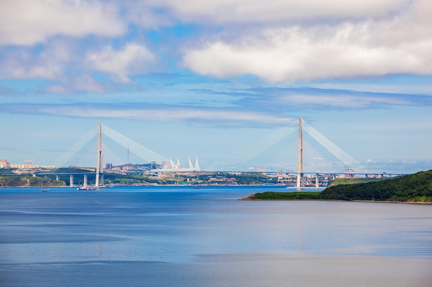 Le pont Russky ou pont russe est un pont traversant le détroit du Bosphore oriental, destiné à desservir la conférence de coopération économique Asie-Pacifique à Vladivostok.