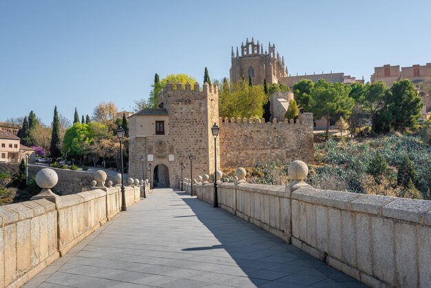 Photo le pont san martin et le monastère de san juan de los reyes à tolède, en espagne