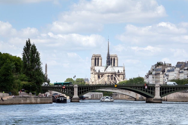 Pont de la Seine et Cathédrale Notre Dame de Paris