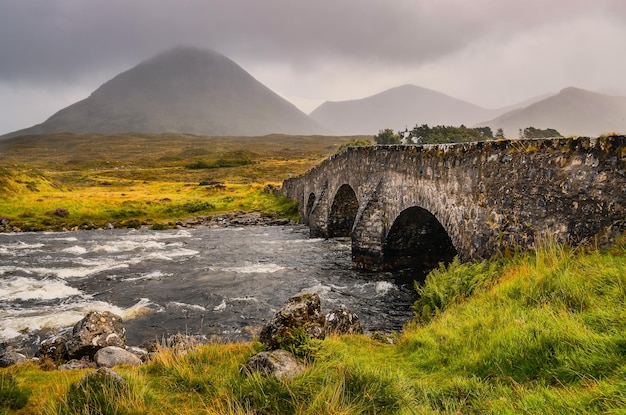 Pont sur Sligachan avec Cuillins Hills en arrière-plan Ecosse