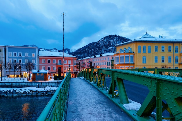 Pont à Spa et station de ski Bad Ischl ville en Autriche, Europe. Hiver avec neige près de Salzbourg. Montagnes des Alpes en soirée. Vieilles maisons et bâtiments dans la vieille ville de Salzkammergut. Rivière autrichienne Traun