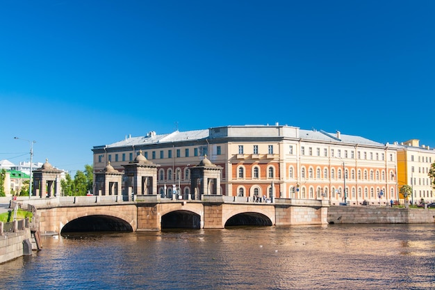 Photo pont starokalinkin sur la rivière fontanka saint-pétersbourg russie