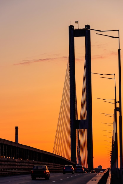 Pont sud sur le Dniepr à Kiev Ukraine au coucher du soleil