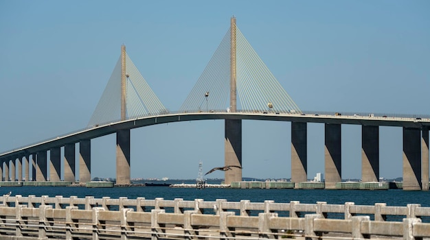 Pont Sunshine Skyway sur Tampa Bay en Floride avec trafic en mouvement Concept d'infrastructure de transport