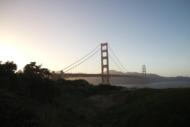 Photo pont suspendu au coucher du soleil