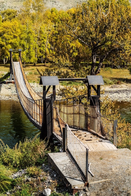 Pont suspendu au-dessus de la rivière de montagne dans la gorge de la Russie Altai Ulagansky District Chulyshman River