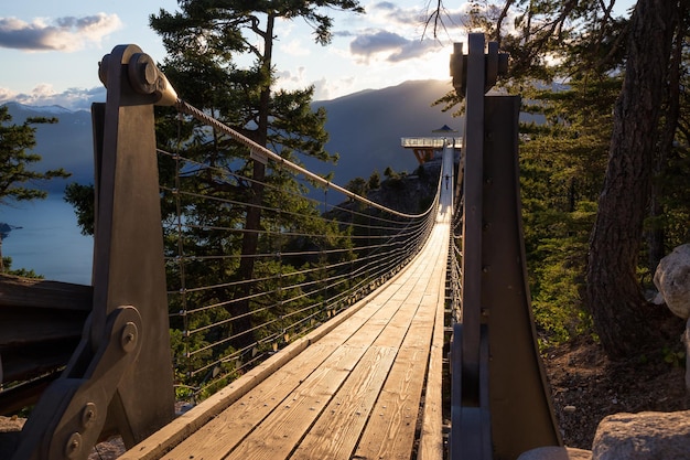Pont suspendu au sommet d'une montagne à Squamish