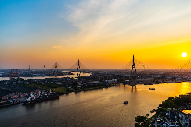 Pont suspendu de Bhumibol sur la rivière Chao Phraya au coucher du soleil dans la ville de Bangkok, Thaïlande