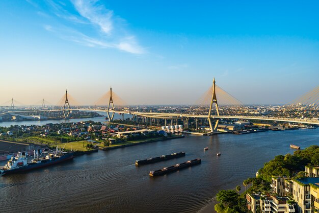 Pont suspendu de Bhumibol sur la rivière Chao Phraya dans la ville de Bangkok, Thaïlande