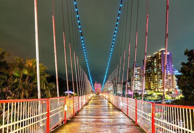 Pont suspendu de Bitan sur la rivière Xindian la nuit. New Taipei City, Taïwan