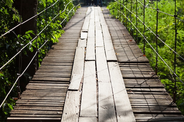 Photo pont suspendu en bois