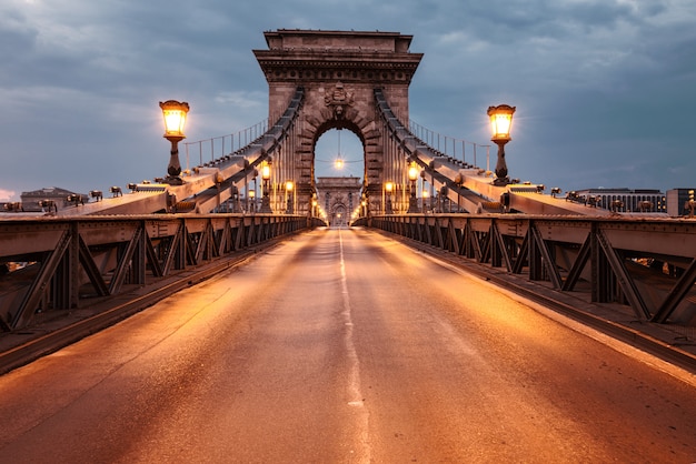 Pont suspendu à Budapest, Hongrie la nuit