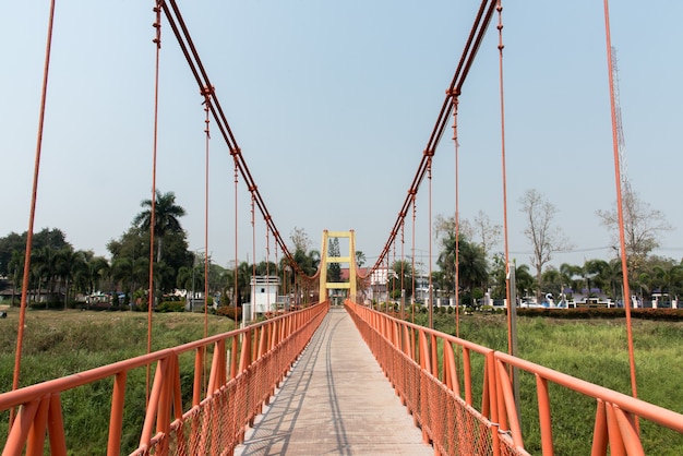 pont suspendu en ciment de couleur orange