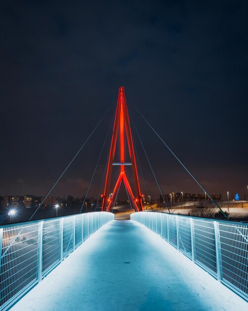 Photo pont suspendu éclairé contre le ciel la nuit