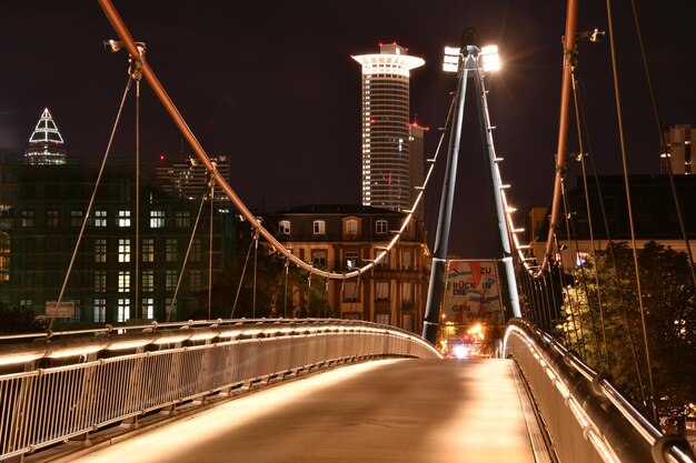 Photo pont suspendu éclairé la nuit