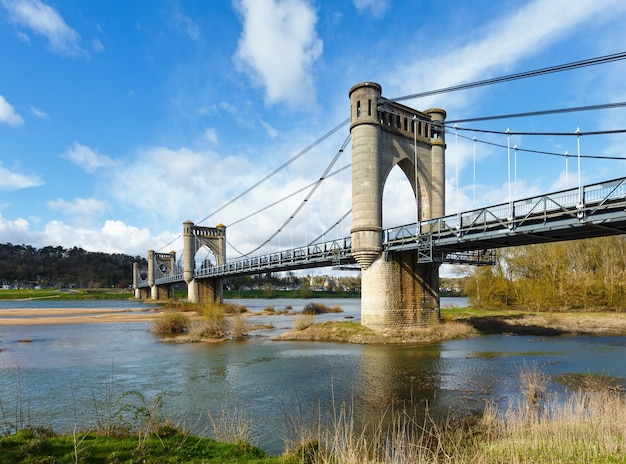 Pont suspendu enjambant la Loire à Langeais, France