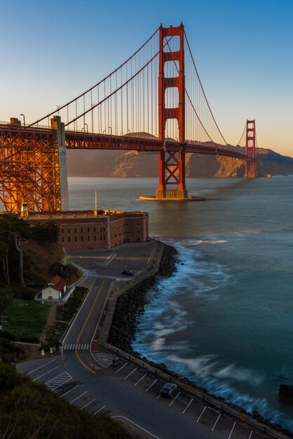 Photo pont suspendu sur la mer