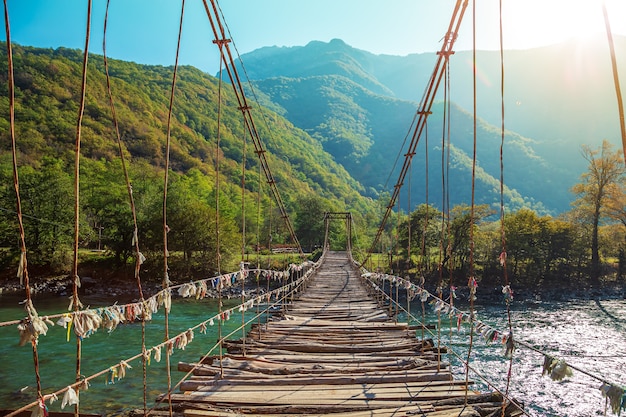 Pont suspendu sur la rivière de montagne Bzyb. Abkhazie, la route du lac Ritsa.
