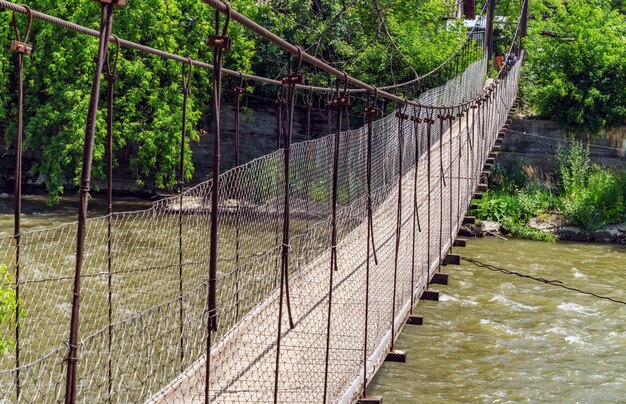 Pont suspendu sur une rivière de montagne dans les Carpates