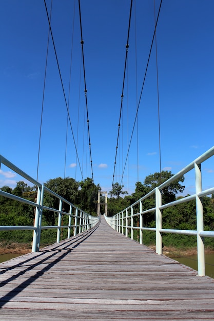 pont suspendu sur la rivière