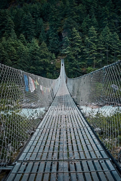 Pont suspendu suspendu au Népal.