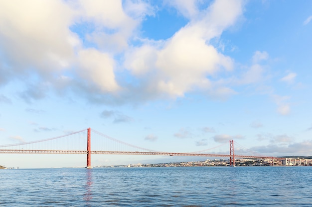 Le pont de suspension en acier 25 de Abril