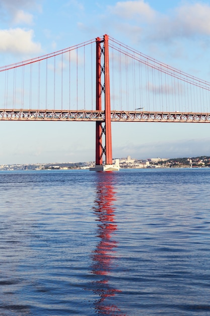 Le pont de suspension en acier 25 de Abril